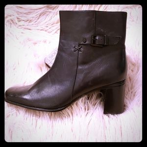 Liz Clairborn dark brown booties Size 9.5 No wear!